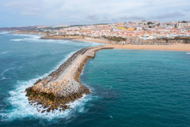 Ericeira, Portekiz 'deki beton iskelenin havadan görüntüsü.