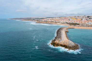 Ericeira, Portekiz 'deki beton iskelenin havadan görüntüsü.