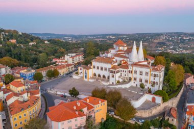 Portekiz, Sintra 'daki ulusal sarayın gündoğumu manzarası.