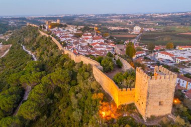 Portekiz 'deki Obidos kasabasının günbatımı manzarası.