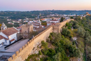 Portekiz 'deki Obidos şatosunun gün batımı manzarası.