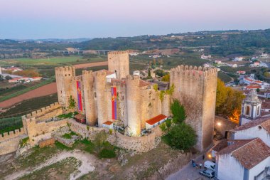 Portekiz 'deki Obidos şatosunun gün batımı manzarası.