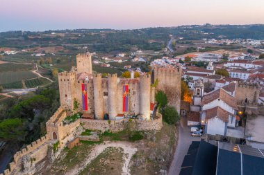 Portekiz 'deki Obidos şatosunun gün batımı manzarası.