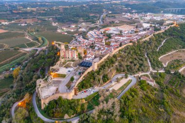 Portekiz 'deki Obidos kasabasının günbatımı manzarası.