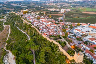 Portekiz 'deki Obidos kasabasının günbatımı manzarası.