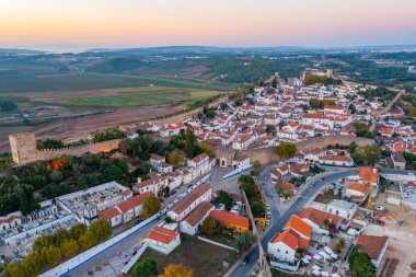 Portekiz 'deki Obidos kasabasının günbatımı manzarası.