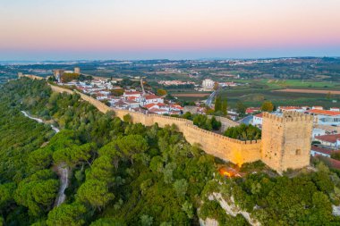 Portekiz 'deki Obidos kasabasının günbatımı manzarası.