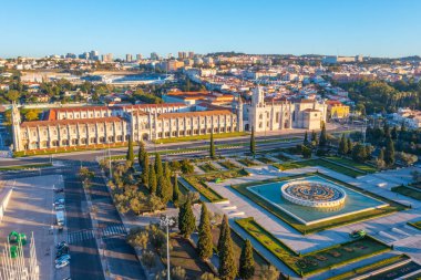 Belem, Lizbon, Portekiz 'de Mosteiro dos Jeronimos' a pratik yoluyla bakmak.