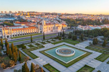 Belem, Lizbon, Portekiz 'de Mosteiro dos Jeronimos' a pratik yoluyla bakmak.