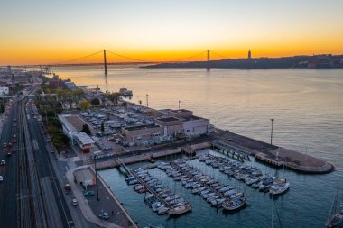 Belem, Lizbon, Portekiz 'deki marina üzerinde gün batımı manzarası.