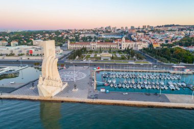 Padrao dos Descobrimentos anıtının gündoğumu manzarası Belem, Lizbon, Portekiz 'de.
