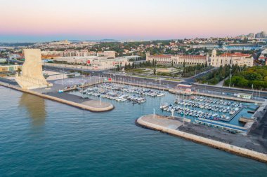 Padrao dos Descobrimentos anıtının gündoğumu manzarası Belem, Lizbon, Portekiz 'de.