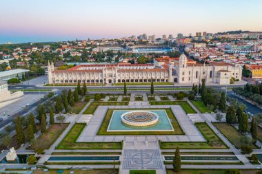 Belem, Lizbon, Portekiz 'de Mosteiro dos Jeronimos' un pratik yoluyla gün doğumu görüntüsü.