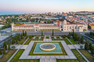 Belem, Lizbon, Portekiz 'de Mosteiro dos Jeronimos' un pratik yoluyla gün doğumu görüntüsü.