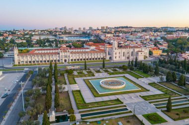 Belem, Lizbon, Portekiz 'de Mosteiro dos Jeronimos' un pratik yoluyla gün doğumu görüntüsü.