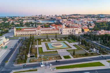 Belem, Lizbon, Portekiz 'de Mosteiro dos Jeronimos' un pratik yoluyla gün doğumu görüntüsü.