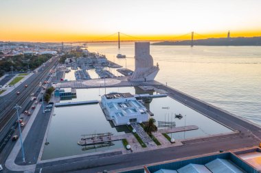 Belem 'deki Keşifler Anıtı' nın gündoğumu ve 25 Nisan 'daki köprü, Lizbon, Portekiz.