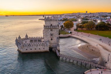 Portekiz, Lizbon 'da Torre de Belem' in günbatımı manzarası.