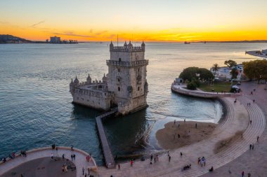 Portekiz, Lizbon 'da Torre de Belem' in günbatımı manzarası.