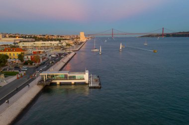 Lizbon, Portekiz 'de 25 Nisan' da köprünün gün doğumu manzarası.