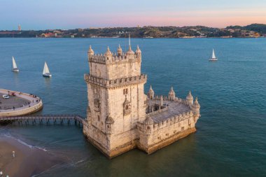 Portekiz, Lizbon 'da Torre de Belem' in günbatımı manzarası.