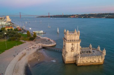 Portekiz, Lizbon 'da Torre de Belem' in günbatımı manzarası.