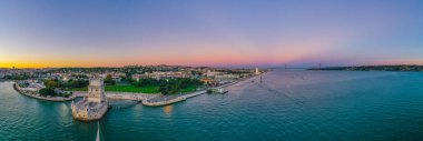 Lizbon, Portekiz 'de Torre de Belem' in günbatımı manzarası.