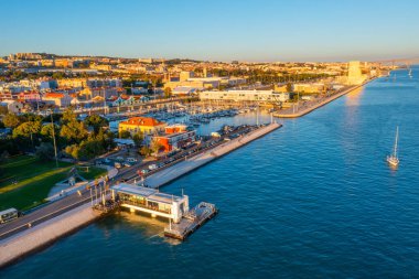 Belem, Lizbon, Portekiz 'deki marina üzerinde hava manzarası.