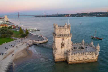 Portekiz, Lizbon 'da Torre de Belem' in günbatımı manzarası.