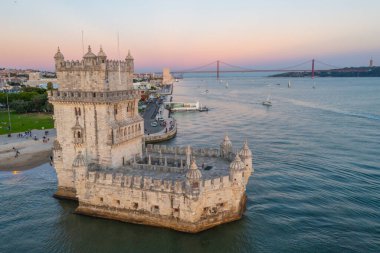 Portekiz, Lizbon 'da Torre de Belem' in günbatımı manzarası.