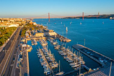 Belem, Lizbon, Portekiz 'deki marina üzerinde hava manzarası.