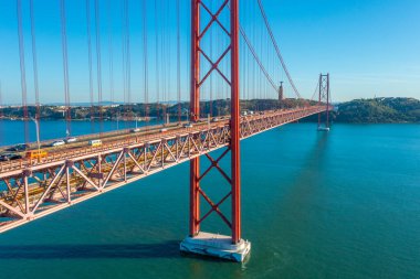 Lizbon, Portekiz 'de 25 Nisan tarihli köprünün hava görüntüsü.