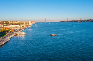 Belem 'deki Keşifler Anıtı ve 25 Nisan, Lizbon, Portekiz Köprüsü.