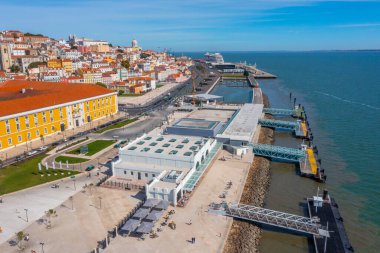 Lizbon, Portekiz 'deki feribot iskelesinin havadan görüntüsü.