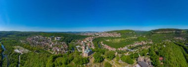 Bulgari 'deki yükselme katedralinin arkasındaki Veliko Tarnovo' nun hava manzarası