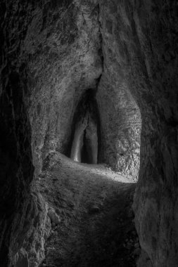 Bulgar Golesh köyü yakınlarındaki kaya manastırı