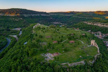 Bulgaristan 'ın Veliko Tarnovo kentindeki Trapezitsa kalesinin günbatımı manzarası