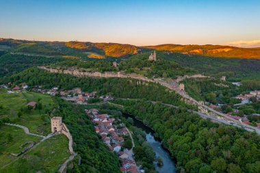 Bulgaristan 'ın Veliko Tarnovo kentindeki Çarevets ve Trapezitsa kalelerinin günbatımında hava manzarası