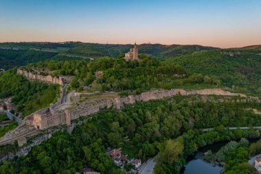 Bulgaristan 'ın Veliko Tarnovo kentindeki Çarevets kalesinin gün batımından görüntüsü