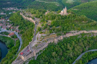 Bulgaristan 'ın Veliko Tarnovo kentindeki Çarevets kalesinin gün batımından görüntüsü