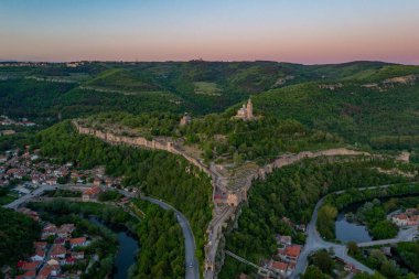 Bulgaristan 'ın Veliko Tarnovo kentindeki Çarevets kalesinin gün batımından görüntüsü