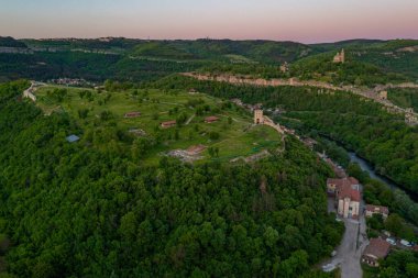 Bulgaristan 'ın Veliko Tarnovo kentindeki Çarevets ve Trapezitsa kalelerinin günbatımında hava manzarası