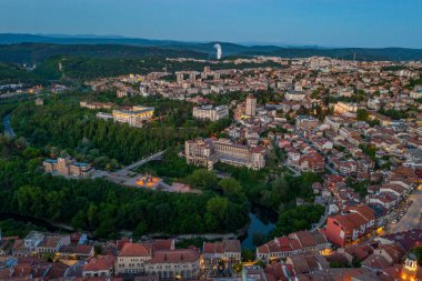Bulgaristan 'ın Veliko Tarnovo kentindeki Devlet Sanat Galerisi Boris Denev ve asenovtsi anıtının gün doğumu manzarası
