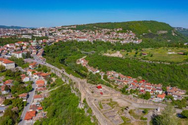 Bulgaristan 'ın Veliko Tarnovo kentindeki Çarevets ve Trapezitsa kalelerinin hava manzarası
