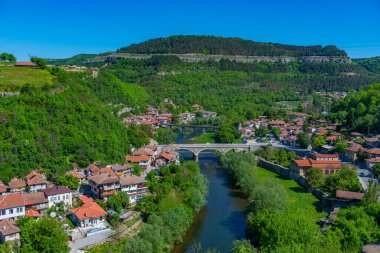 Bulgaristan 'ın Veliko Tarnovo kentindeki Yantra Nehri' nin Riverside kenti