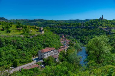 Bulgaristan 'ın Veliko Tarnovo kentindeki Çarevets ve Trapezitsa kalelerinin hava manzarası