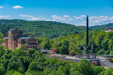 Bulgaristan 'ın Veliko Tarnovo kentindeki Devlet Sanat Galerisi Boris Denev ve asenovtsi anıtının gün doğumu manzarası