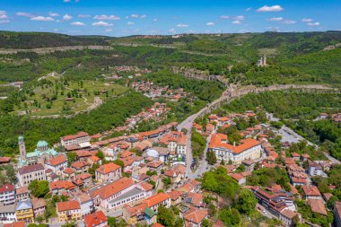 Bulgaristan 'ın Veliko Tarnovo kentindeki Çarevets ve Trapezitsa kalelerinin hava manzarası