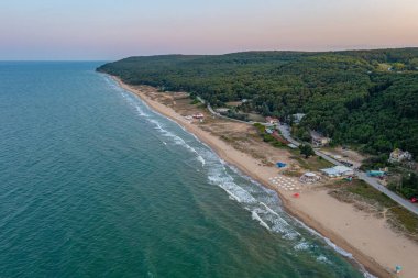 Bulgaristan 'ın Shkorpilovtsi köyündeki bir plajın günbatımı manzarası