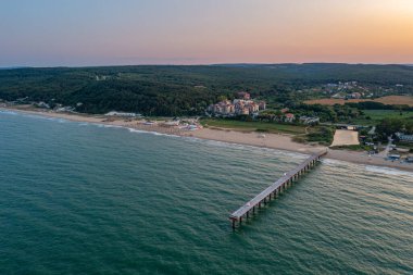 Bulgar Shkorpilovtsi köyünde gün batımı manzaralı bir iskele ve plaj